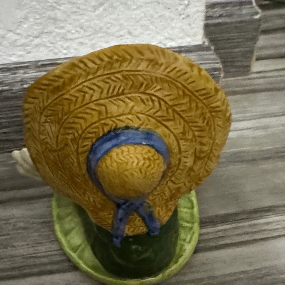 Green Frog Figurine with Straw Hat for Reptile Habitats